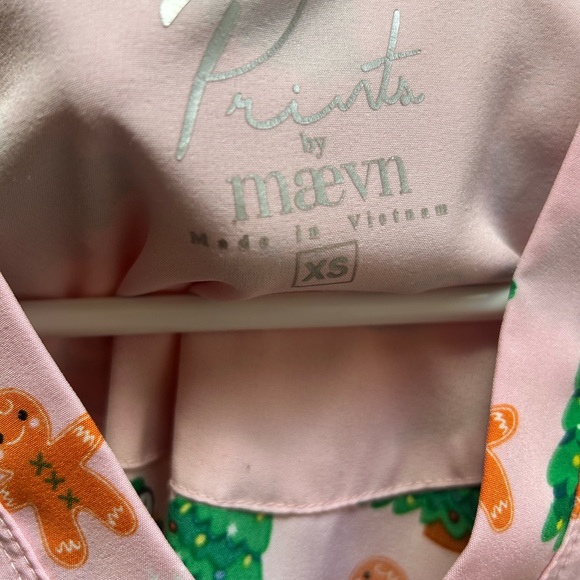 Prints by Maevn Holiday Party Women’s V-Neck Scrub Top-XS - Picture 7 of 8